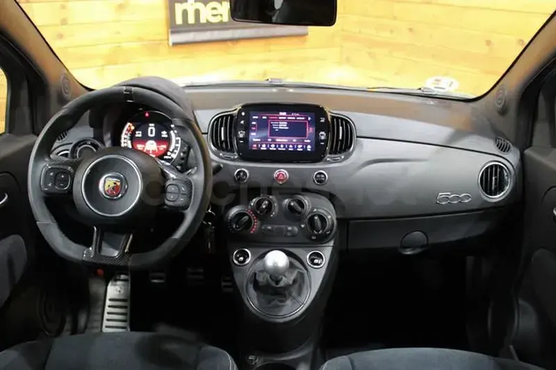 Usado Abarth 695 180 CV (132 kW) 2023 Gris / plata Utilitario