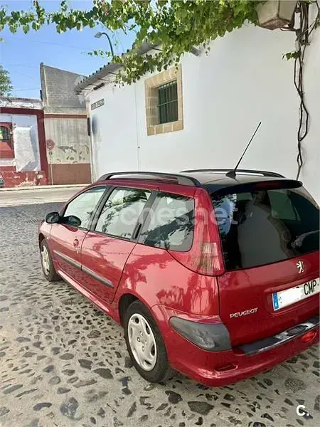 Usado Peugeot 206 75 CV (55 kW) 2003 Rojo Familiar
