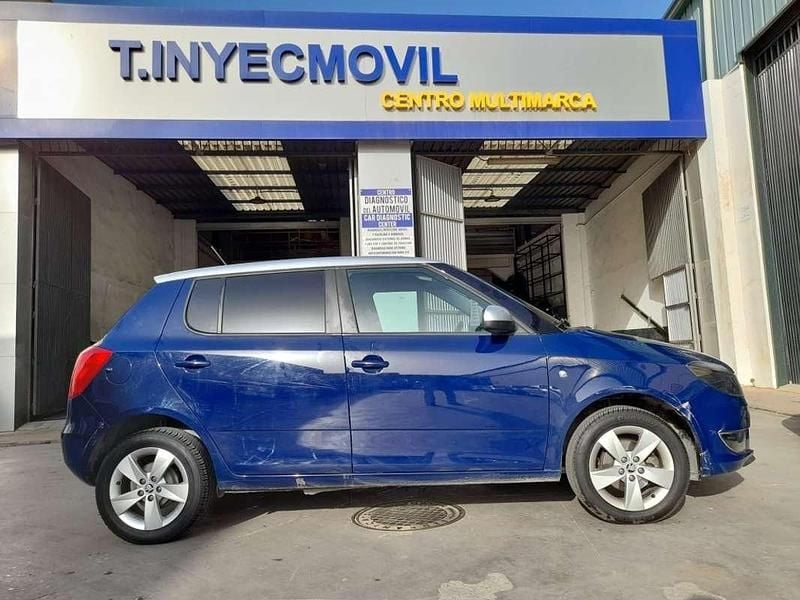 Usado Skoda Fabia 69 CV (50 kW) 2014 Azul Utilitario