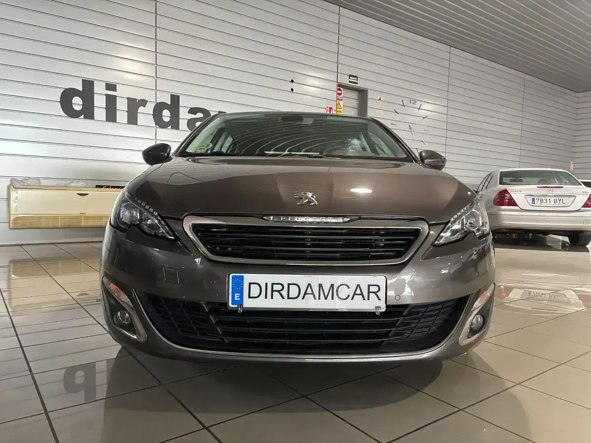Usado Peugeot 308 Allure 115 CV (84 kW) 2014 Gris
