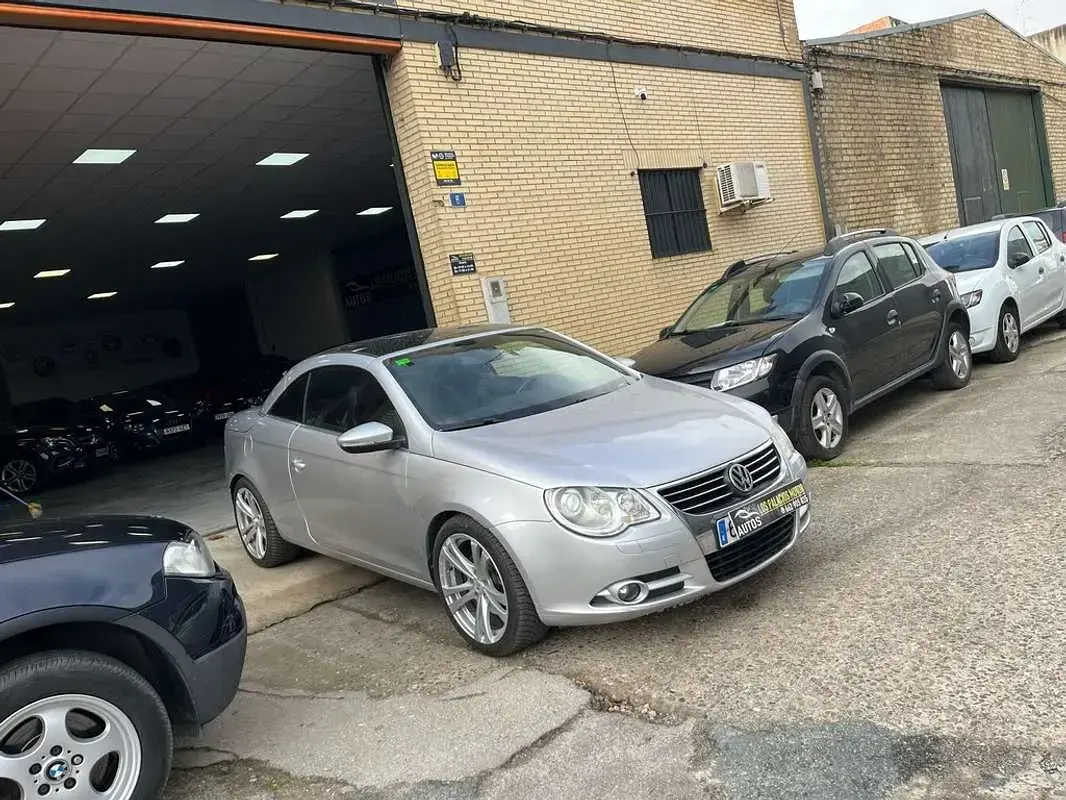 Usado VW Eos Sport 140 CV (102 kW) 2011 Gris Descapotable