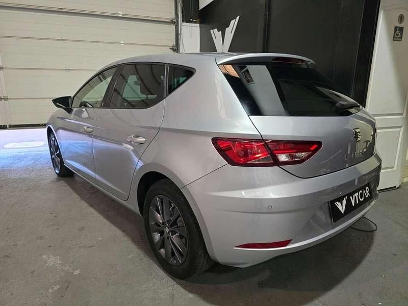 Usado Seat Leon Style 131 CV (96 kW) 2019 Plateado Utilitario