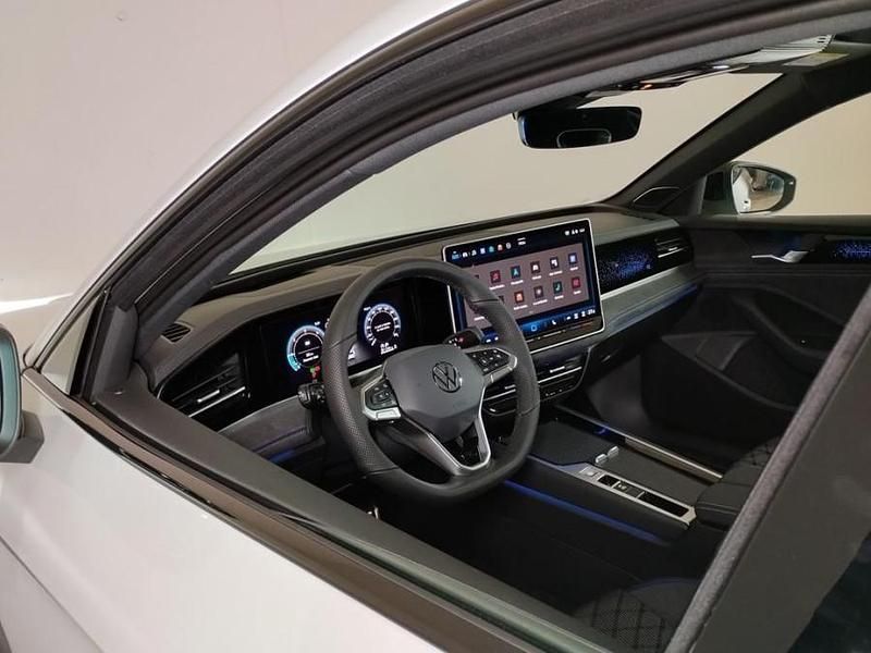 Usado VW Passat R-line 150 CV (110 kW) 2024 Blanco Familiar