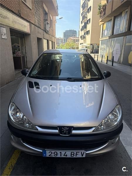 Usado Peugeot 206 75 CV (55 kW) 2001 Gris / plata Berlina