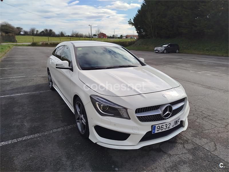 Usado Mercedes CLA220 Shooting Brake AMG line 177 CV (130 kW) 2015 Blanco Familiar