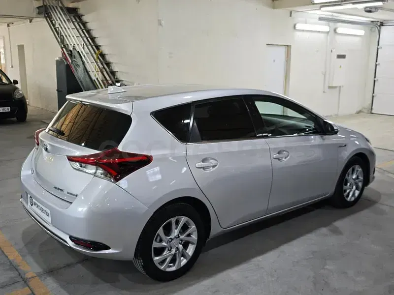 Usado Toyota Auris Hybrid Active 136 CV (100 kW) 2016 Gris / plata Berlina