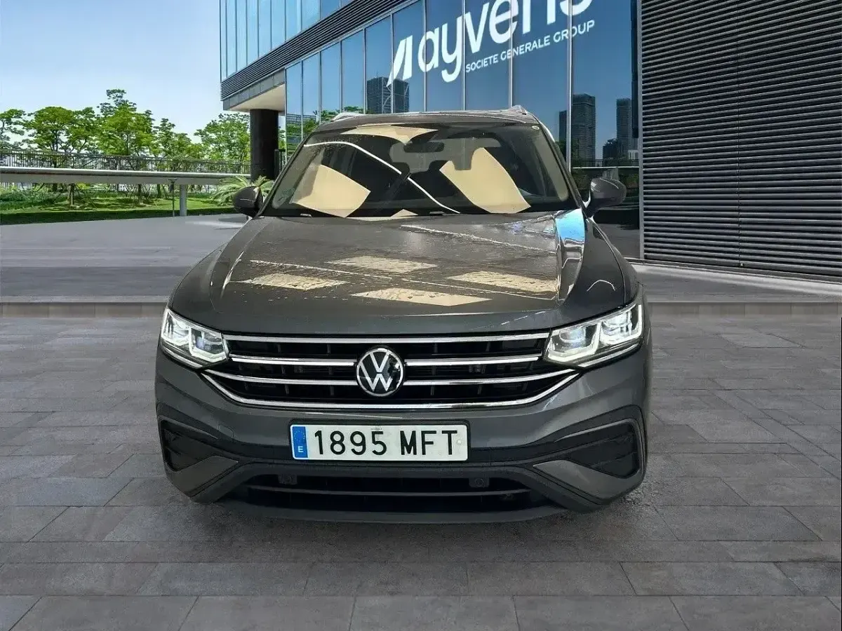 Käytetty VW Tiguan Life 150 HP (110 kW) 2023 Harmaa Katumaasturi