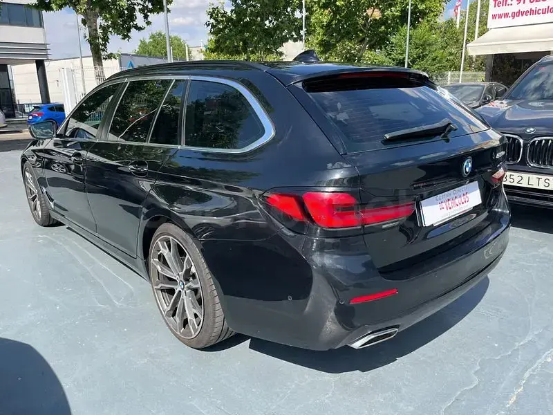 Usado BMW 530e Comfort Edition 292 CV (214 kW) 2022 Negro Familiar