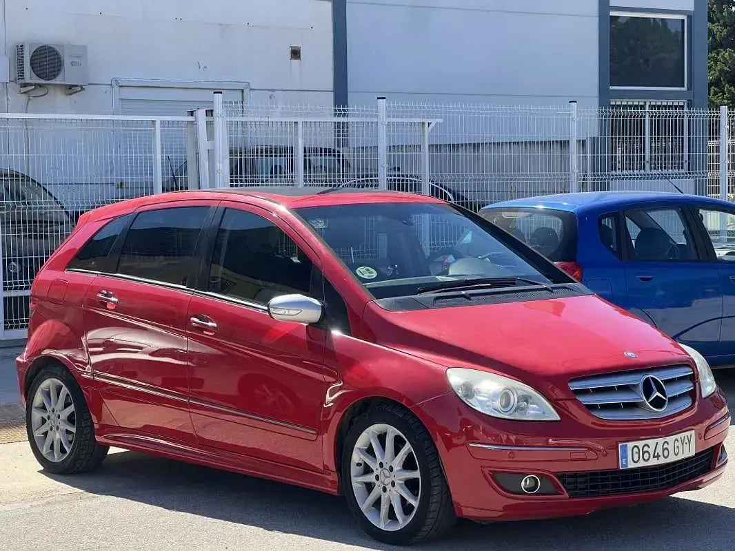 Usado Mercedes B200 139 CV (102 kW) 2006 Rojo Monovolumen