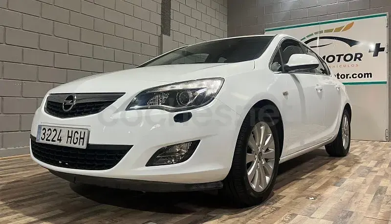Usado Opel Astra Cosmo 125 CV (91 kW) 2011 Blanco Berlina