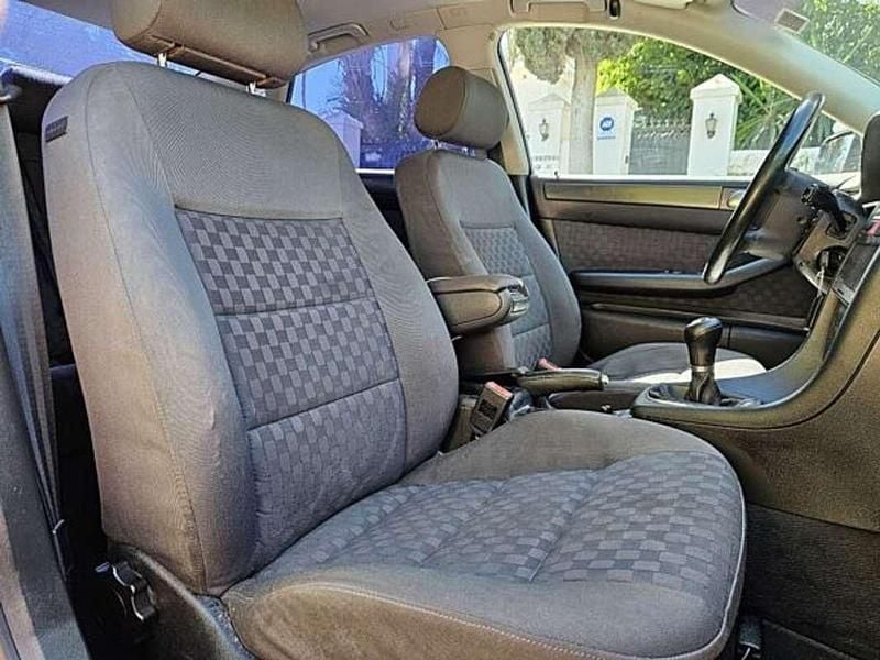 Usado Audi A6 170 CV (125 kW) 2003 Azul Berlina