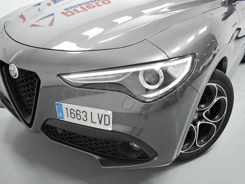 Usado Alfa Romeo Stelvio Veloce 210 CV (154 kW) 2022 Gris / plata SUV
