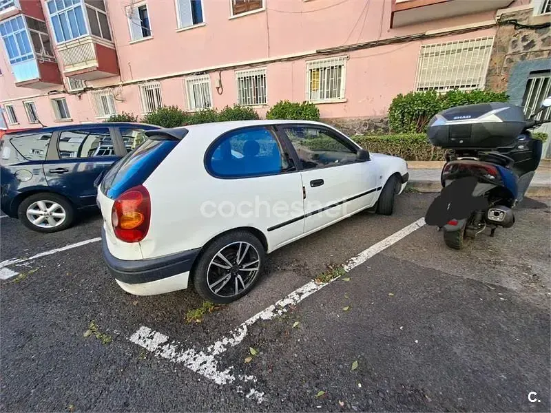 Usado Toyota Corolla 110 CV (80 kW) 2000 Blanco Berlina
