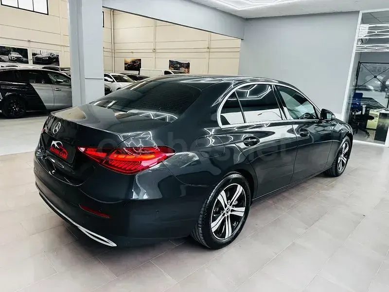 Usado Mercedes C220 197 CV (144 kW) 2024 Gris / plata Berlina