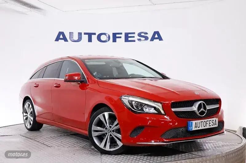Usado Mercedes CLA200 Shooting Brake Urban 136 CV (100 kW) 2018 Rojo Familiar