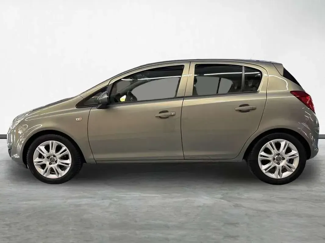 Usado Opel Corsa Cosmo 101 CV (74 kW) 2010 Negro Utilitario