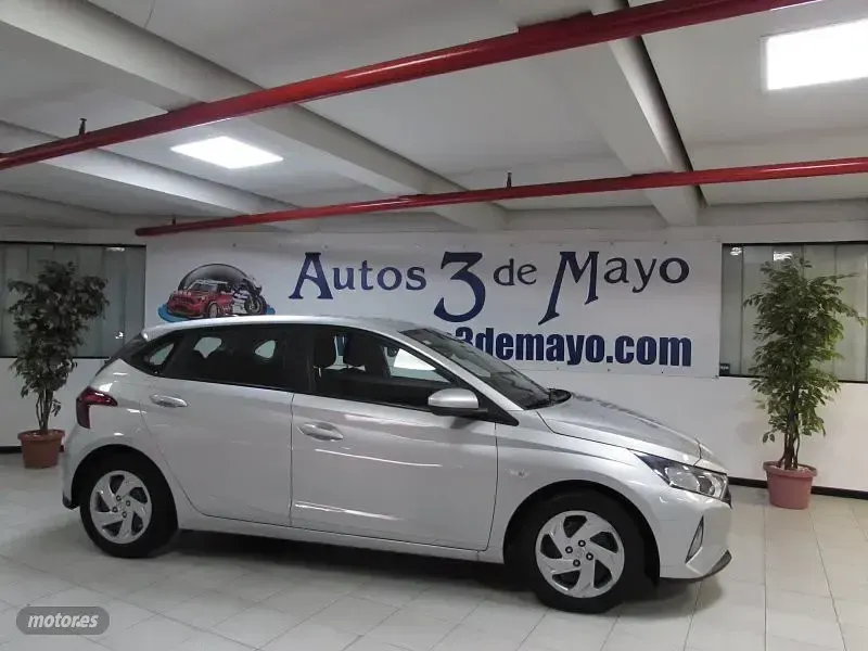 Usado Hyundai i20 85 CV (62 kW) 2021 Gris claro Utilitario