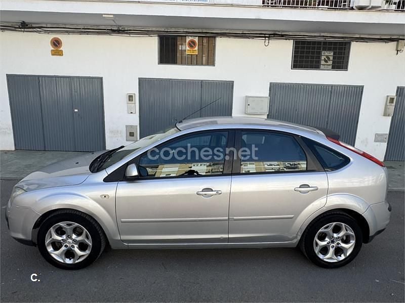 Usado Ford Focus Trend 100 CV (73 kW) 2007 Gris / plata Berlina