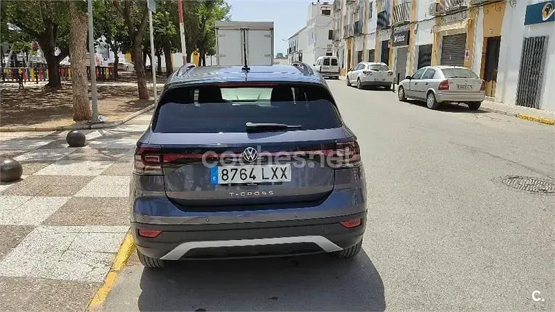 Usado VW T-Cross Advance 95 CV (69 kW) 2022 Gris / plata SUV