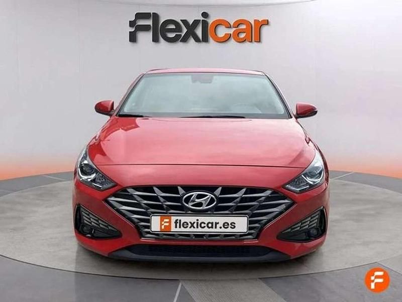 Usado Hyundai i30 120 CV (88 kW) 2022 Rojo Berlina