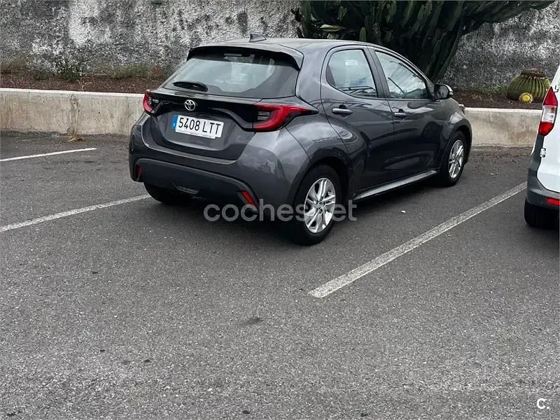 Usado Toyota Yaris Active 111 CV (81 kW) 2021 Gris / plata Utilitario