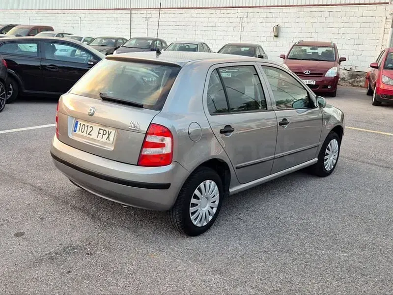Usado Skoda Fabia 64 CV (47 kW) 2007 Gris / plata Berlina