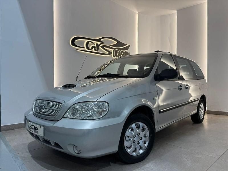 Usado Kia Carnival EX 144 CV (105 kW) 2005 Gris / plata Monovolumen