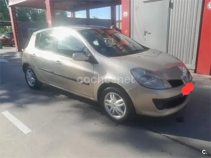 Begagnad Renault Clio II Privilege 85 HK (62 kW) 2007 Beige Sedan