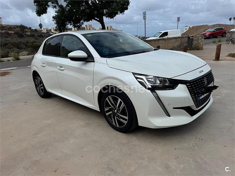 Usado Peugeot 208 Allure 100 CV (73 kW) 2020 Blanco Utilitario