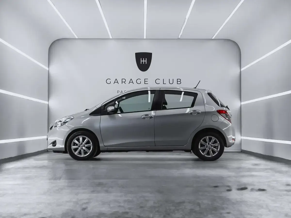 Usado Toyota Yaris Active 69 CV (50 kW) 2014 Gris Utilitario