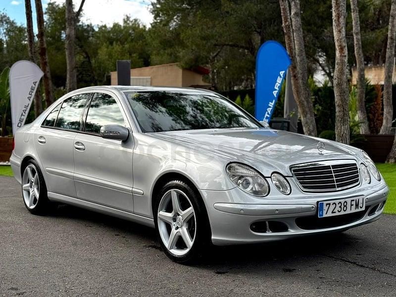 Usado Mercedes E220 Classic 150 CV (110 kW) 2006 Gris / plata Berlina