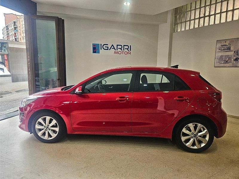 Usado Kia Rio 100 CV (73 kW) 2021 Rojo Berlina