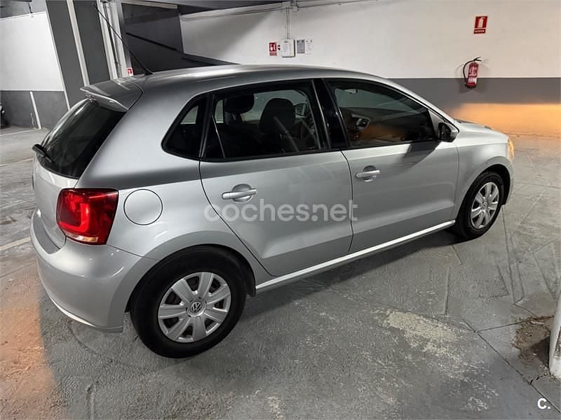 Usado VW Polo Advance 70 CV (51 kW) 2011 Gris / plata Utilitario