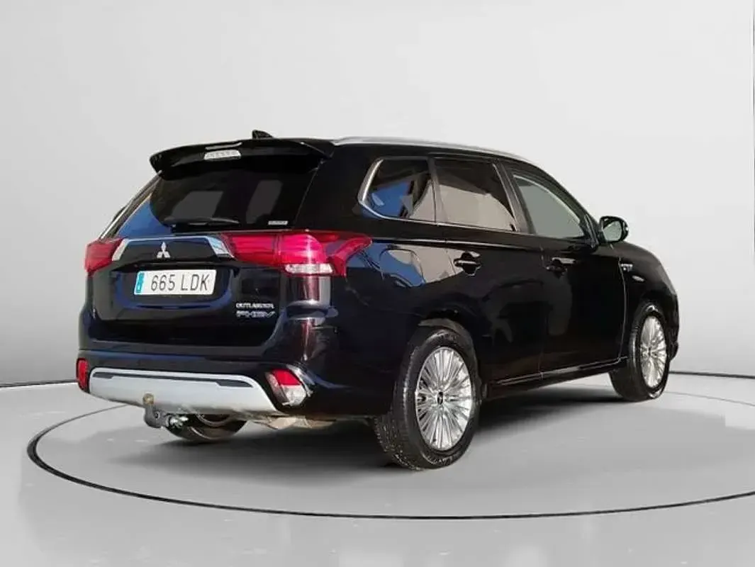 Usado Mitsubishi Outlander P-HEV Motion 227 CV (166 kW) 2019 Negro SUV