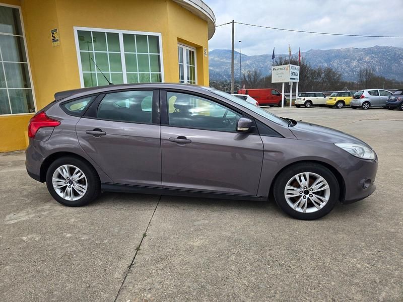 Usado Ford Focus Trend 115 CV (84 kW) 2012 Gris Utilitario