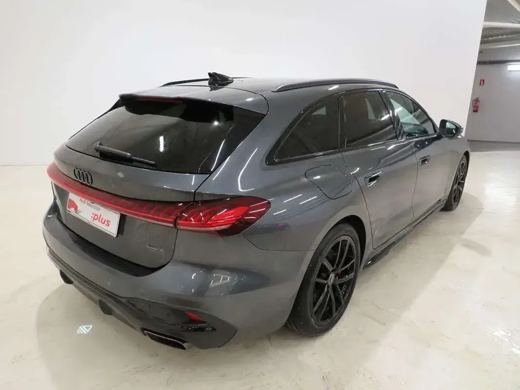 Usado Audi A5 204 CV (150 kW) 2025 Gris Familiar