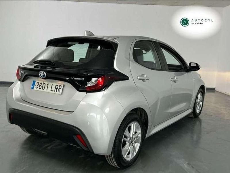Usado Toyota Yaris Hybrid Business Edition 116 CV (85 kW) 2021 Gris Utilitario