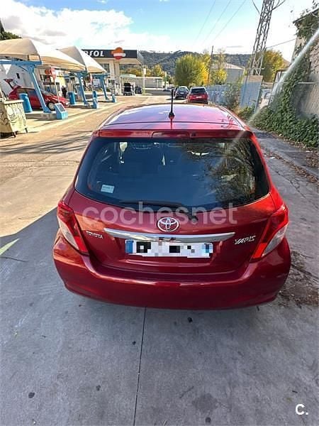 Usado Toyota Yaris Connect Style 101 CV (74 kW) 2012 Rojo Berlina