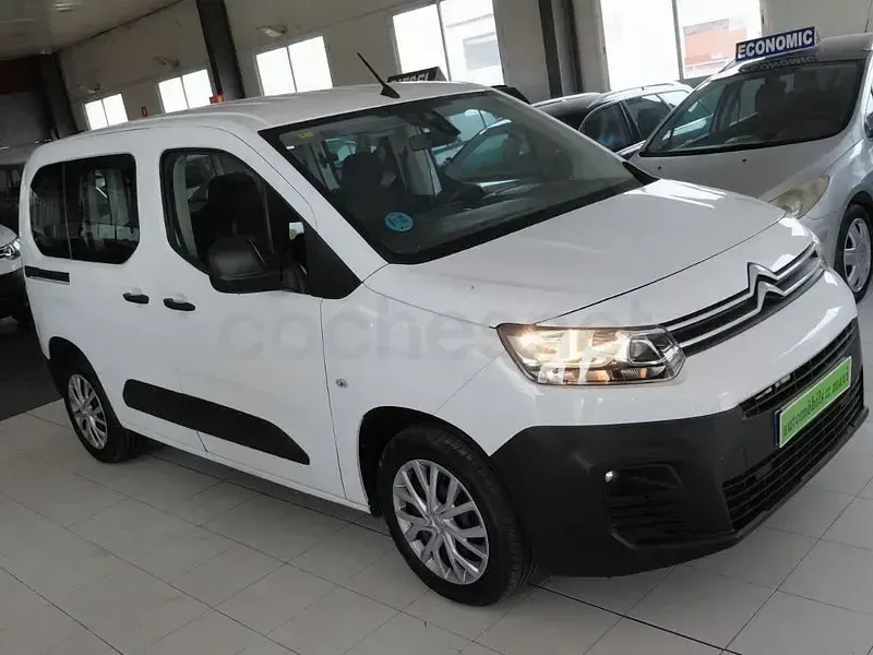 Usado Citroën Berlingo Feel 102 CV (75 kW) 2022 Blanco Monovolumen