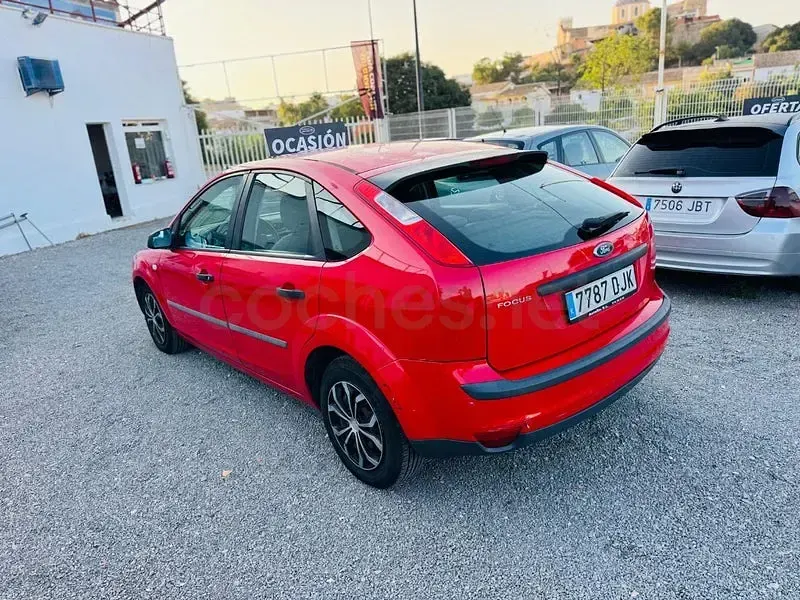 Usado Ford Focus Ghia 115 CV (84 kW) 2006 Rojo Berlina