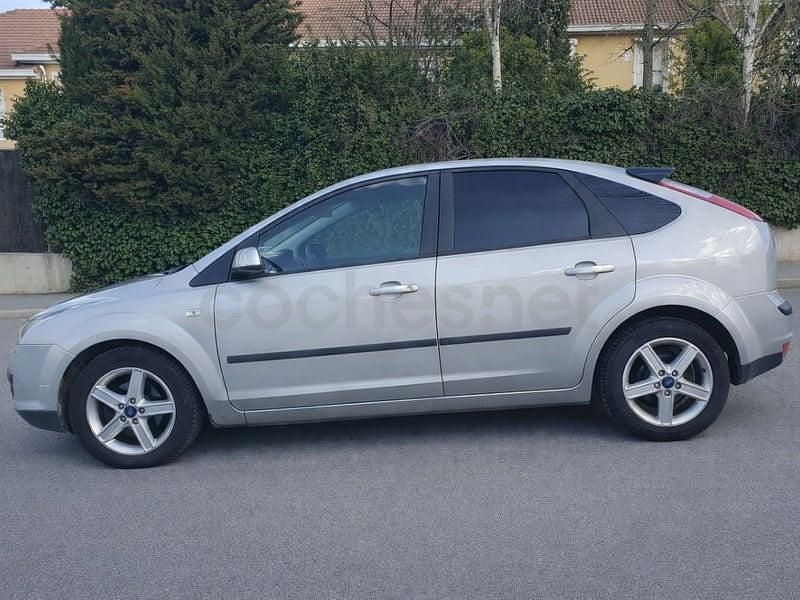 Usado Ford Focus Trend 125 CV (91 kW) 2007 Gris / plata Berlina