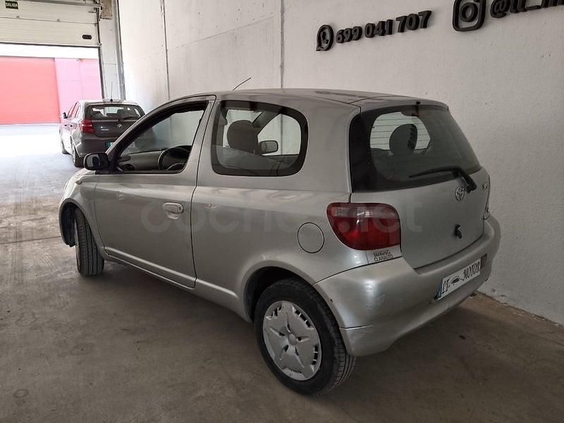 Usado Toyota Yaris Luna 86 CV (63 kW) 2002 Gris / plata Berlina