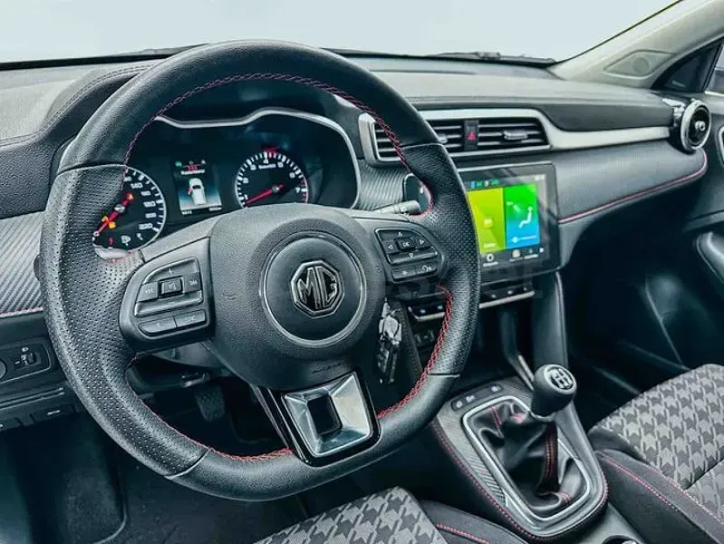 Usado MG ZS Comfort 106 CV (77 kW) 2023 Gris / plata SUV