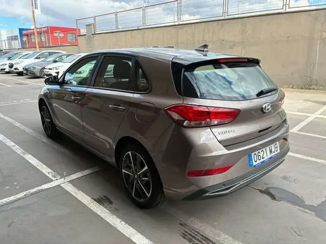 Usado Hyundai i30 110 CV (80 kW) 2023 Gris Utilitario
