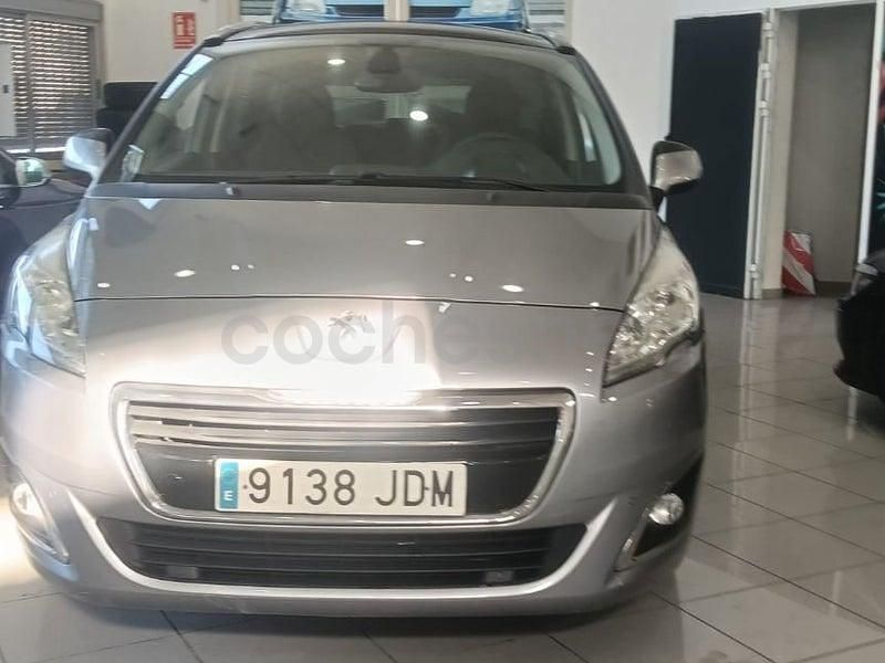 Usado Peugeot 5008 Active 120 CV (88 kW) 2015 Gris / plata Monovolumen