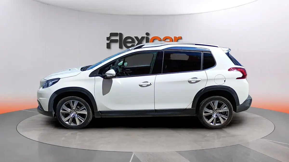 Usado Peugeot 2008 Active 100 CV (73 kW) 2019 Blanco SUV