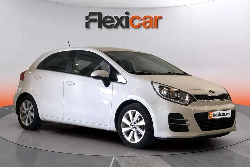 Blanco Usado 2016 Kia Rio Berlina | 9740 € (Precio justo) - Imagen 1/4
