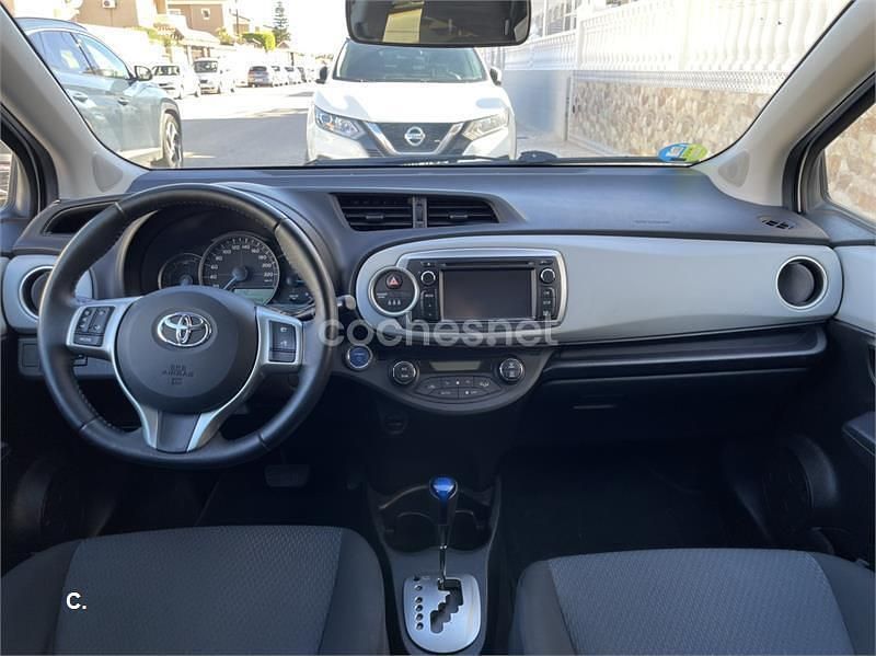 Usado Toyota Yaris Hybrid Active 100 CV (73 kW) 2013 Blanco Berlina