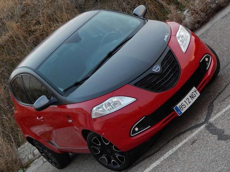Rojo Usado 2014 Lancia Ypsilon Utilitario | 7375 € (Un poco caro) - Imagen 1/4