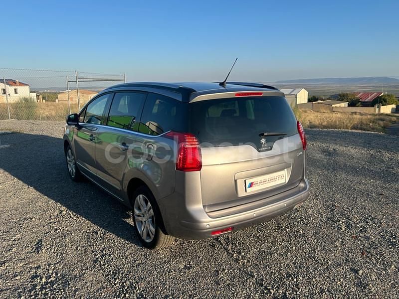 Usado Peugeot 5008 Allure 115 CV (84 kW) 2014 Gris / plata Monovolumen
